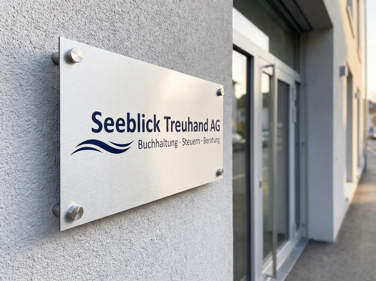 Alu-Dibond-Firmenschild mit Abstandhaltern neben einem Eingang